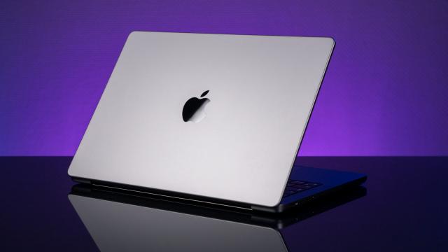 <b>Preț și disponibilitate Apple MacBook Pro 14 (2023) în România (cu Apple M2 Pro și Apple M2 Max)</b>Începând de astăzi îl avem disponibil local și pe Apple MacBook Pro 14 2023, noul laptop anunțat de Apple zilele trecute, cu upgrade-uri însemnate la capitolul performanță. Discutăm și reamintim dotările în rândurile de mai jos, iar tot mai jos apare 