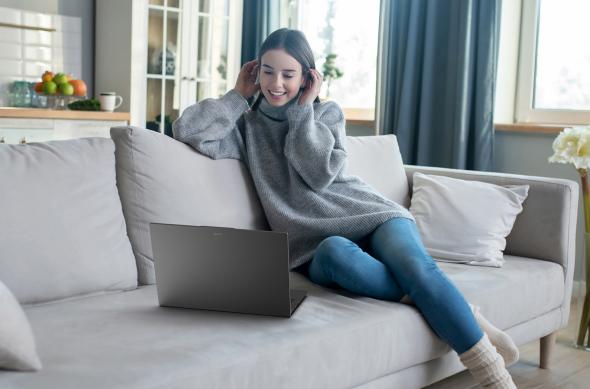 Acer Swift Go 16: Swift-Go-16-SFG16-72-Lifestyle-02.jpg