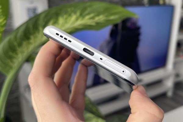 realme GT3: Acustică stereo generoasă cu volumul, nu foarte prietenoasă cu metal-ul parcă