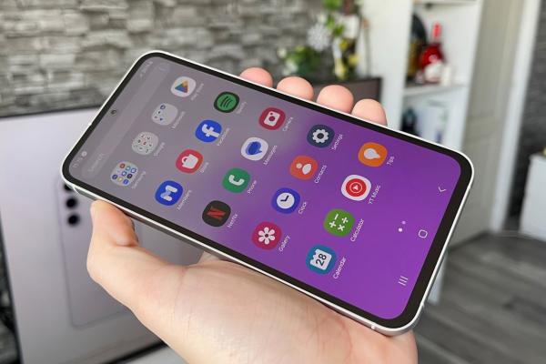 Samsung Galaxy S23 FE 5G: Display cu diagonală atipică în ziua de azi, AMOLED de calitate