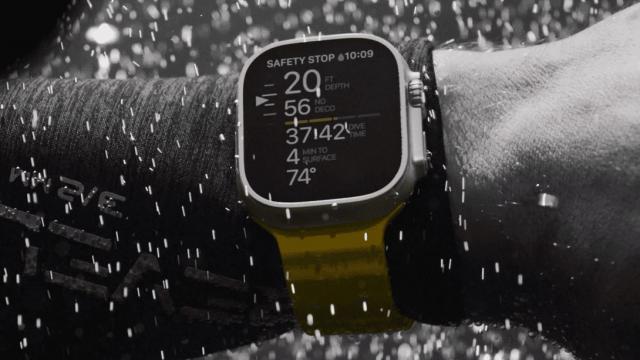 <b>Apple Watch Ultra 3 (2026) ar putea sosi cu un ecran micro-LED şi preţ mai mare</b>E cam devreme să ne gândim la Apple Watch 3, care va sosi în 2026, dar iată că avem deja scăpări. Terminalul ar trebui să vină cu un ecran micro-LED şi un preţ mai mare, iar alte informaţii despre produs găsiţi mai jos

