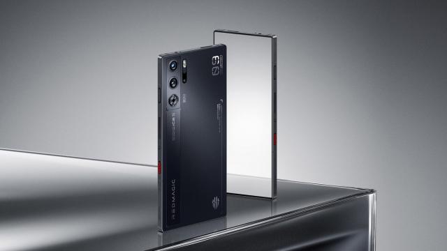 <b>Red Magic 9 Pro debutează global, smartphone de gaming cu Snapdragon 8 Gen3 la puțin peste 3000 de lei </b>La o lună distanță de la introducerea pe piața din China iată că smartphone-ul Nubia Red Magic 9 Pro debutează astăzi și global. Avem de-a face cu un terminal de gaming super dotat, care desigur pune la bătaie un procesor Snapdragon 8 Gen3