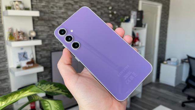 <b>Samsung Galaxy S23 FE 5G review detaliat în limba română (Evaluare Mobilissimo)</b>Samsung i-a dat skip lui Samsung Galaxy S22 FE în 2022, poate şi pentru că Apple a deci să lase spaţiu mai mare între iPhone SE-uri. Sau nu a putut produce sau obţine destule procesoare pentru el? În fine, cert e că prin toamna lui 2023 a revenit FE-ul