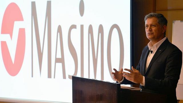 <b>Scandalul Apple Watch: CEO-ul Masimo, Joe Kiani, vorbește deschis despre situația juridică actuală</b>Situația juridică dintre Apple și Masimo, privind tehnologia folosită în Apple Watch, a cunoscut recent evoluții importante. Comisia Internațională pentru Comerț din SUA (ITC) a hotărât anterior că Apple Watch încalcă un brevet deținut de Masimo..