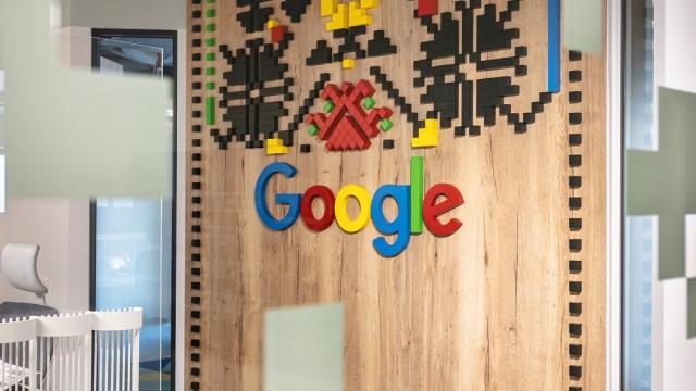 <b>Lucrezi în vânzări, advertising, web design? AI-ul îţi ia locul, cel puţin dacă lucrezi la Google (30.000 joburi vizate)</b>Disponibilizările în domeniul IT nu sunt deloc ceva nou şi în ultimii ani i-am văzut pe rând pe cei de la Microsoft, Facebook, Twitter (X), Google concediind zeci de mii de angajaţi. Numai Google a concediat aproximativ 12.000 de angajaţi, iar acum