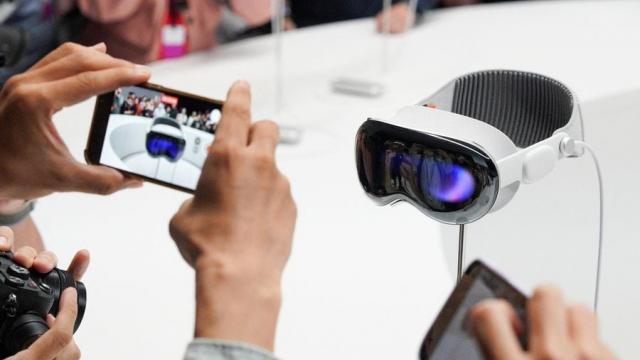 <b>Apple Vision Pro, realitate augmentată în magazinele SUA; Disponibilitatea în România rămâne incertă</b>Apple a început livrarea noului său dispozitiv AR, Vision Pro, către depozitele din SUA, pregătindu-se astfel pentru o lansare în februarie. Acest pas confirmă promisiunea Apple de a lansa produsul "la începutul anului viitor". 