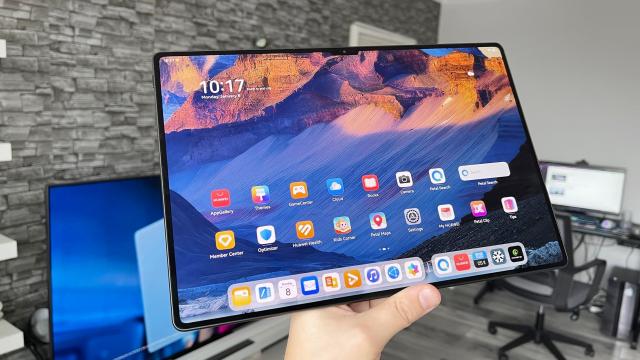 <b>HUAWEI MatePad Pro 13.2: Design premium cu fibră de sticlă în spate, talie de doar 5.5 mm și greutate redusă</b>HUAWEI MatePad Pro 13.2 este o tabletă de mari dimensiuni, care prin prisma diagonalei seamănă mai degrabă cu un laptop, mai ales dacă cuplezi și o tastatură Bluetooth. Vei găsi tableta pe verde, negru sau alb, cu finisaj mat 