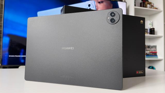 <b>HUAWEI MatePad Pro 13.2: Hardware potent, cu procesor Kirin gata de multitasking + mult RAM și stocare</b>HUAWEI MatePad Pro 13.2 este poziționată ca o tabletă flagship pe piață și dacă te uiți pe dotări la modul general, cam așa și stau lucrurile. Unde există ceva diferențe față de rivalii actuali este capitolul procesor, de o tehnologie 
