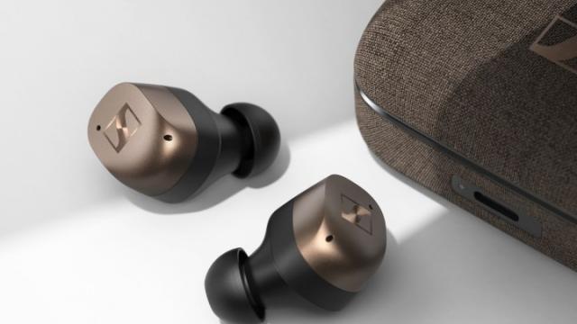 <b>Lansare Sennheiser Momentum True Wireless 4 la CES 2024: Tehnologie avansată cu AptX Lossless și ANC Adaptiv</b>Sennheiser a prezentat la CES 2024 căștile Momentum True Wireless 4, noul lor model premium de căști complet wireless, succesorul modelului True Wireless 3. Cu specificații și funcții impresionante. Iată tot ce trebuie să știi despre acestea.