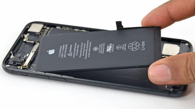 <b>Au început să vină banii de la Apple! Firma din Cupertino plăteşte daune utilizatorilor pentru procesul BatteryGate</b>Cine nu a auzit de BatteryGate? Totul a pornit în 2016, atunci când unii utilizatori de iPhone s-au plâns că telefoanele li se închideau din senin, fără motiv. Apple a fost nevoită să recunoască faptul că "trăgea în jos performanța" telefoanelor