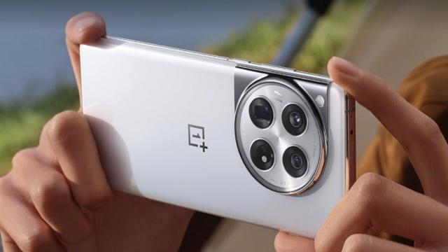 <b>Turul Magazinelor #1374: OnePlus 12 în România, 200 lei reducere la Moto RAZR 40 Ultra, monitor uriaş LG Gaming</b>După nebunia şi avalanşa ştirilor de la CES 2024, iată că am revenit cu o colecţie clasică de oferte speciale, marca "Turul Magazinelor". Suntem la episodul #1374, care ni-l prezintă pe OnePlus 12 în România, dar ne aduce şi 200 lei reducere la Moto RAZR