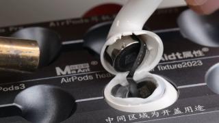 AirPods 5 sunt cele mai ușor de reparat căști Apple de până acum, dar există în continuare limitări (Video)