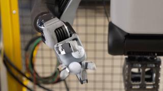 Atlas primește mâini noi: robotul Boston Dynamics poate manevra o bormașină și două mingi de golf