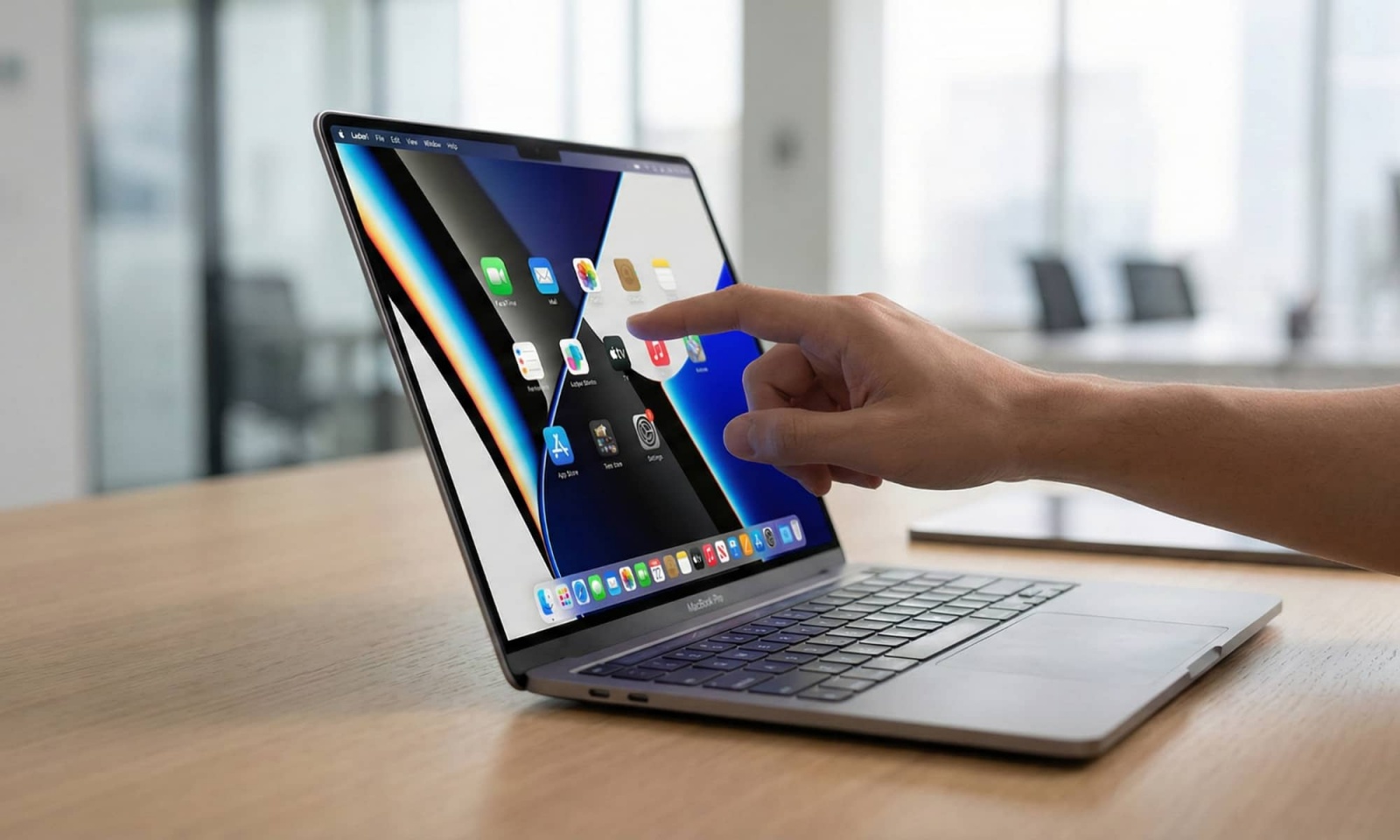 Apple redesenează MacBook Pro din interior; Modelul OLED tactil ar pierde serios din greutate