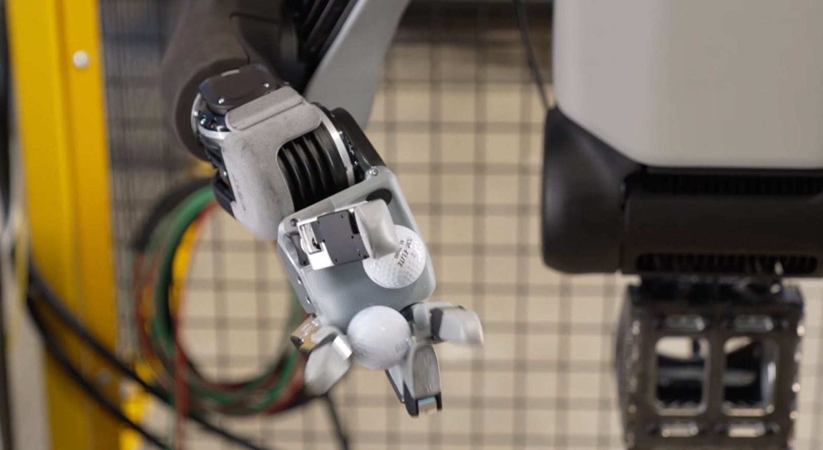 Atlas primește mâini noi: robotul Boston Dynamics poate manevra o bormașină și două mingi de golf