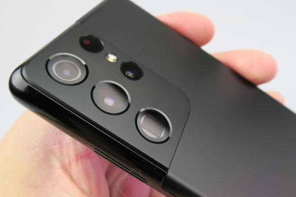 Samsung Galaxy S21 Ultra 5G: Design rafinat, scos din peniţă de artist