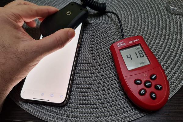 Luminozitate display Apple iPhone 12 Pro Max și ecranul văzut la microscop