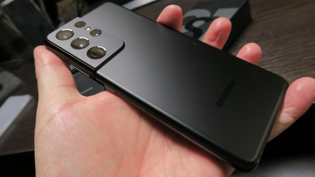 <b>Samsung Galaxy S21 Ultra 5G: Hardware cu o mare cantitate de inovaţie la început de 2021</b>Samsung Galaxy S21 Ultra 5G este pentru seria S21 fix ce a fost iPhone 12 Pro Max în seria iPhone 12. El aduce cea mai mare cantitate de hardware nou şi cu adevărat inovator. Hai să vedem ce primim pe această bestie din sticlă şi metal.