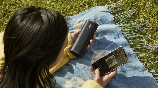 <b>Sonos dezvăluie Roam, boxa smart ultraportabilă gata de petrecere oriunde ai fi</b>Sonos şi-a extins astăzi gama de produse odată cu prezentarea lui Roam, o boxă smart ultraportabilă, care rezistă la apă şi praf şi are o formă inedită. Acolo unde mai toate boxele de piaţă sunt cilindrice, aceasta 