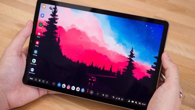 <b>Posesorii de Samsung Galaxy Tab S6 Lite au parte de o surpriză odată cu actualizare la One UI 3.1; Tableta primește DeX Mode oficial</b>Samsung a lansat Galaxy Tab S6 Lite în vara anului trecut. Aceasta a primit Android 11 cu interfața One UI 3.1 recent aducând un nou UI, dar și câteva caracteristici noi tabletei midrange. Totuși, mulți utilizatori nu au remarcat încă o opțiune majoră