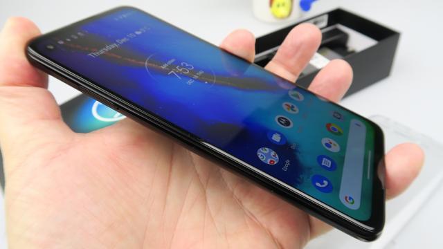 <b>Motorola Moto G Pro: Display-ul nu e deloc rău, un IPS LCD de calitate</b>Motorola Moto G Pro are la bord clasicul ecran IPS LCD de 6.4 inch, cu rezoluţie de 2300 x 1080 pixeli. Vine cu un orificiu mic decupat în ecran, pentru camera selfie. Are şi ceva bărbie, cu care ne-am învăţat deja, dar şi muchii cam groase. Experienţa