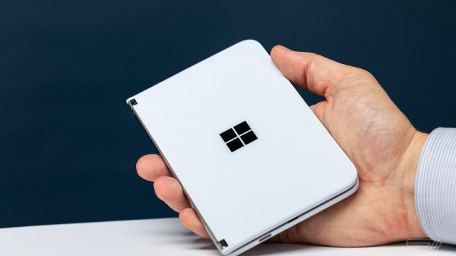 <b>Microsoft lucrează la un Surface Duo 2 5G cu upgrade-uri la nivel hardware și software; Debutul așteptat pe final de an</b>Primăvara aduce la pachet și vești despre planurile Microsoft pentru anul 2021, pe lista de noi dispozitive fiind listat și un Surface 2 Duo cu îmbunătățiri de ordin hardware și software