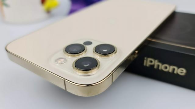 <b>Apple iPhone 12 Pro Max: Camera cea mai bună din 2020, la stabilizare, focalizare</b>Legaţi-vă centurile de siguranţă şi deschideţi bine ochii pentru că urmează date tehnice! Dar înainte de toate un rezumat: dacă vrei să îţi cumperi un iPhone 12 din 2020 pentru inovaţia camerei, ia-l pe iPhone 12 Pro Max. El face salturi mult mai mari..