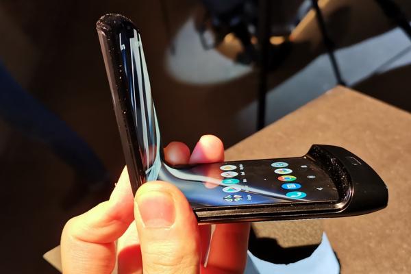 Motorola lucrează la un nou smartphone pliabil RAZR care ar putea sosi la toamnă, în septembrie