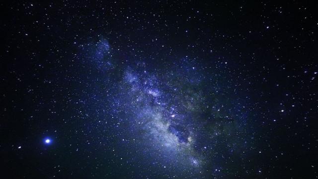 <b>Realme X3 SuperZoom va avea o cameră periscop cu zoom 60x; O mostră cu Calea Lactee apare ca teaser</b>Realme, sub brand Oppo a început să lanseze tot mai multe telefoane şi acum se aventurează în zona cameraphone-urilor cu zoom avansat. Noul model se numeşte Realme X3 SuperZoom şi după scăpările hands on din aprilie