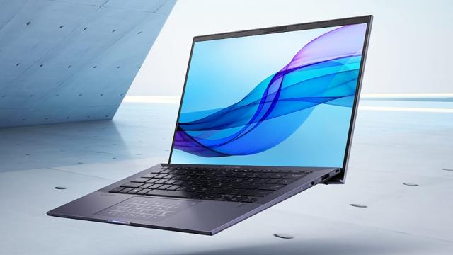 <b>Laptop-ul business ASUS ExpertBook B9 a sosit în România, cântăreşte doar 995 de grame</b>ASUS a adus în România unul dintre laptop-urile business cele mai uşoare din lume, ASUS ExpertBook B9. Cântăreşte doar 995 de grame şi oferă o autonomie de până la 24 de ore. La bord găsim un procesor Intel Core i7-10510