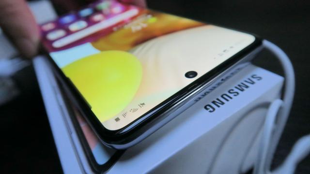 <b>[UPDATE 25.05.2020, avem un câștigător] - GIVEAWAY Samsung Galaxy A71: Iată ce trebuie să faci pentru a îl câştiga</b>Aşa cum v-am promis la finalul live-ului de azi de pe YouTube v-am anunţat telefonul pe care vi-l oferim la Giveaway alături de Samsung România. E vorba despre un Samsung Galaxy A71, telefon midrange cu o cameră quad şi procesor Snapdragon 730.