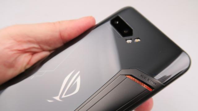<b>ASUS ROG Phone 3 are o primă scăpare solidă: apare cu procesor Snapdragon 865 în GeekBench şi WiFi Alliance</b>Anul trecut pe vremea asta deja aveam zvonuri şi scăpări solide despre ASUS ROG Phone II, pentru că în iulie să îl vedem prezentat în Taiwan. În 2020 situaţia e mai complicată din cauza pandemiei şi tot ce avem deocamdată