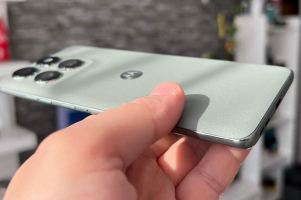 Motorola edge 60 Pro: Design cu amprenta Pantone, acum ecran quad-curbat