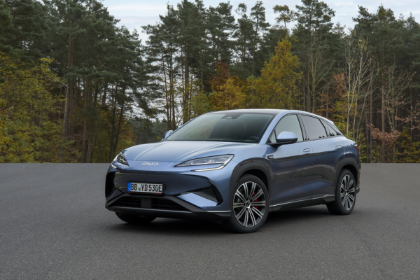 BYD intră în România cu un SUV electric de 500 CP și un hibrid cu autonomie de peste 1.000 km; rețea extinsă în parteneriat cu Țiriac Auto