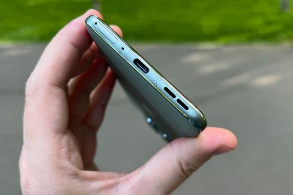Motorola edge 60 Pro: Telefonul mizează pe conexiuni wireless, scade vitezele USB-C
