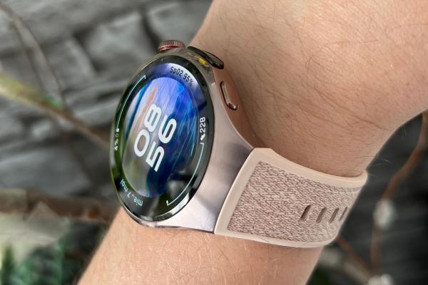 HUAWEI Watch 5 42 mm Review: Cu X-TAP măsurarea indicilor de sănătate nu a fost niciodată mai ușoară, acum pe un smartwatch premium cu eSIM și autonomie generoasă