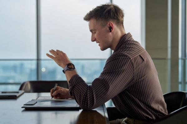 HUAWEI Watch 5 42mm este aici și revoluționează procesul de monitorizare Health, cu senzorul X-TAP