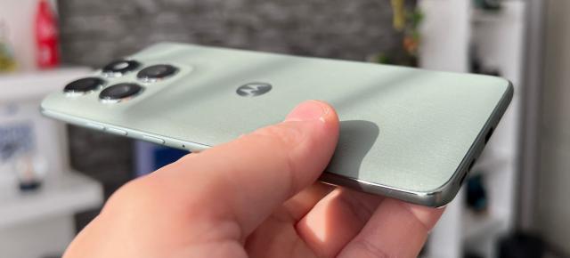 Motorola edge 60 Pro: Design cu amprenta Pantone, acum ecran quad-curbat