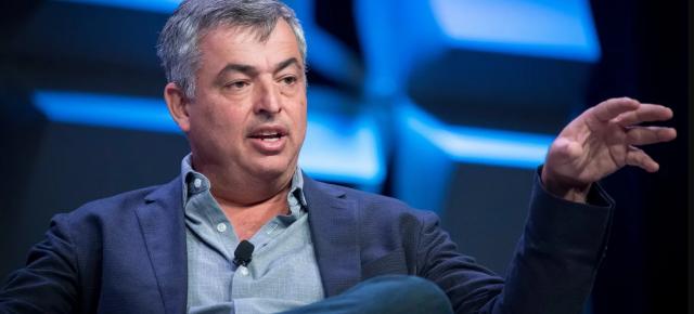 Apple ar putea renunța la iPhone până în 2035; Vicepreședintele Eddy Cue dă vina pe AI