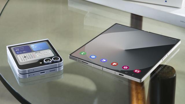 <b>Galaxy Z Flip7 primește un mic upgrade la baterie; Z Fold7 rămâne la o unitate de 4400 mAh</b>Samsung urmează să anunțe noua generație de telefoane pliabile Galaxy Z Fold7 și Z Flip7 în această vară. Am aflat deja detalii despre acestea, ba chiar am văzut randări cu iz realist pentru aceste două modele. Au existat câteva zvonuri legate