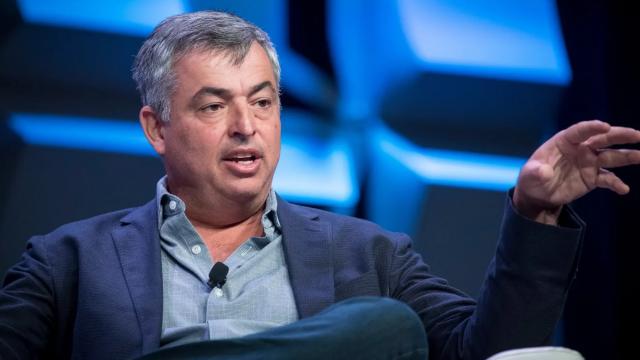 <b>Apple ar putea renunța la iPhone până în 2035; Vicepreședintele Eddy Cue dă vina pe AI</b>Eddy Cue, vicepreședintele diviziei de Servicii din cadrul Apple, a făcut o serie de declarații neașteptate în timpul audierii sale într-un proces antitrust împotriva Google, care au dat serios de gândit întregii industrii tech