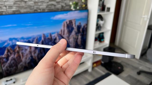 <b>Samsung Galaxy Tab S10 FE: Design-ul rămâne familiar, dar cu talie mai slim și 20 grame în minus</b>Cu toate că au trecut 2 ani de la modelul Galaxy Tab S9 FE, schimbările vizuale pentru Tab S10 FE nu sunt majore, Samsung optând pentru optimizări. Unde se remarcă acestea sunt la nivel de talie, unde de la 6.5 mm scădem