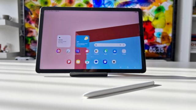 <b>Samsung Galaxy Tab S10 FE review detaliat în limba română (Evaluare Mobilissimo)</b>Printre vestitorii primăverii am avut și tableta Samsung Galaxy Tab S10 FE lansată chiar la început de lună aprilie și disponibilă acum pe plan local. Vine ca succesor pentru Tab S9 FE care data din 2023, iar ca reminder, noi am testat 