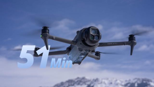 <b>Preț și Disponibilitate DJI Mavic 4 Pro în România</b>DJI tocmai a lansat oficial drona Mavic 4 Pro, noul model flagship adresat creatorilor de conținut profesioniști. Aceasta vine cu un sistem triple-lens și stabilizare Infinity Gimbal cu rotație pe axa roll la 360°, înclinare verticală de până 