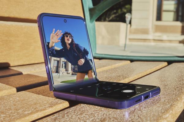 Motorola prezintă razr 70 Ultra; Flagship-ul pliabil cu clapetă mizează pe o experiență foto creativă, cu senzor LOFIC și mod Flex View în centrul atenției
