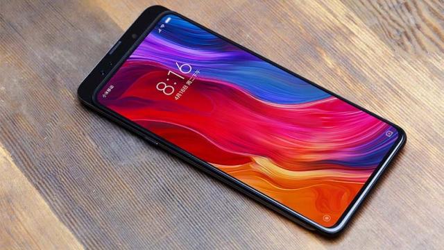 <b>Xiaomi Mi Mix 3 scapă într-o nouă fotografie, cu buton dedicat pentru asistentul Xiao AI</b>Greu de crezut că Xiaomi Mi Mix 3 nu s-a lansat oficial încă, la cât de des a scăpat pe web în ultimul an. Terminalul apare astăzi din nou, într-o fotografie hands-on, în care îi vedem pe lângă cameră glisantă şi un buton dedicat pentru asistentul Xiao AI