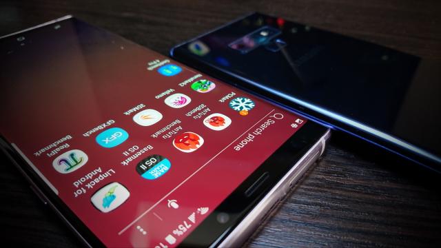 <b>Samsung Galaxy Note 9: Benchmark-uri din 2 lumi: Exynos 9810 versus Snapdragon 845</b>Am avut o ocazie specială când am testat Galaxy Note 9 şi anume de a ne juca atât cu versiunea Exynos 9810 a telefonului, cât şi cu cea cu procesor Snapdragon 845, pe care o găsiţi la Quickmobile.ro. Trebuie spus din start că modelul cu Exynos 9810 este c