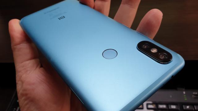 <b>Xiaomi Mi A2 Review</b>A venit şi momentul pe care îl aşteptaţi cu toţii: recenzia lui Xiaomi Mi A2. Mi A2 a fost super popular anul trecut, a erupt chiar într-un val de popularitate, pe fondul premierei Android One pentru chinezii de la Xiaomi, atât de iubitori de MIUI.