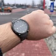 Prezentare Garmin Instinct Crossover (AMOLED) - Smartwatch-ul hibrid ce îmbină un ecran luminos cu limbile unui ceas analogic, doldora de funcții pentru sportivi