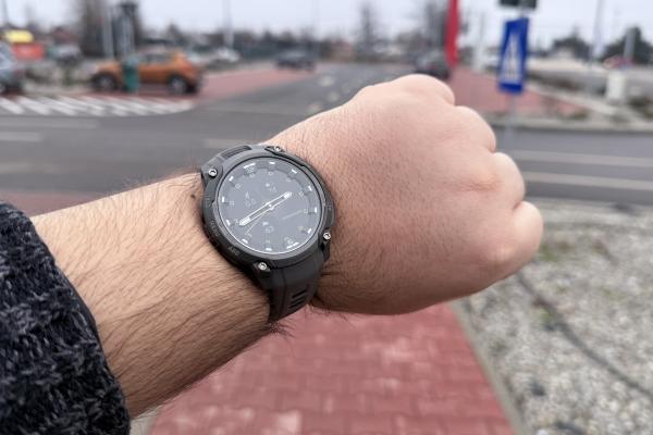 Prezentare Garmin Instinct Crossover (AMOLED) - Smartwatch-ul hibrid ce îmbină un ecran luminos cu limbile unui ceas analogic, doldora de funcții pentru sportivi